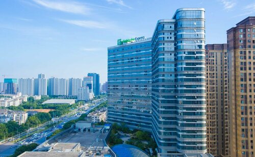 Holiday Inn Express Wuhan Optical Valley by IHG, Book Hotel Wuhan hoteller med pool, Swimmingpool