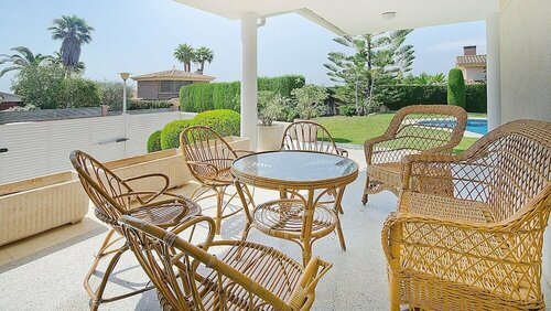 R11 Casa Blanca con gran jardin y piscina, Забронировать Вилла Коттеджи Калафель, Коттедж