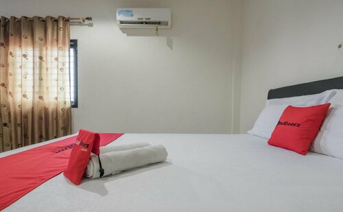 Felaza Guest House By RedDoorz, Book Pension Hoteller i Jambi med parkering, Parkering