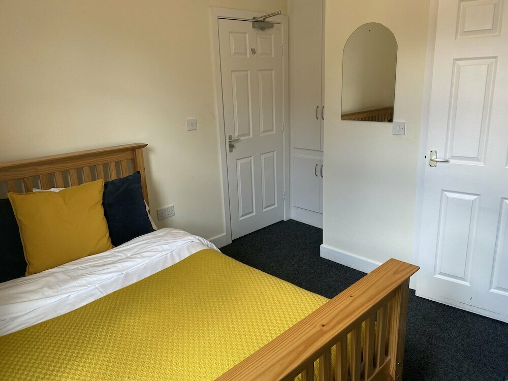 8 Bed 9 Bath Ensuite House with Hot Tub and Free Parking