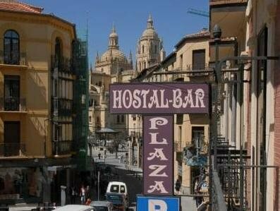 Hostal Plaza, Забронировать Отель Отели Сеговии с парковкой, рядом с Монастырь отцов босых кармелитов Св. Иоанна Креста, Парковка