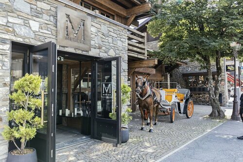 M de Megève, Забронировать Отель Отели Межев с парковкой, рядом с Гондольный подъемник Кабош, Парковка