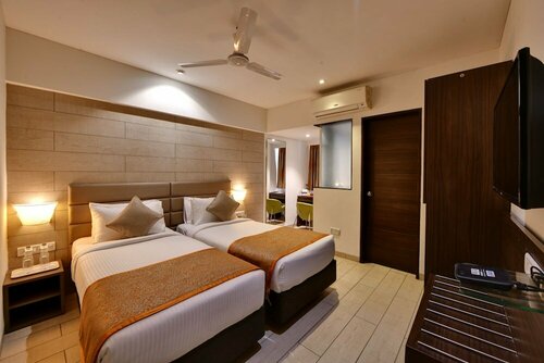 Click Hotel Vadodara 400 Mtr from Railway Station, Забронировать Отель Отели Вадодара с парковкой, рядом с Железнодорожный вокзал Вадодара, Парковка