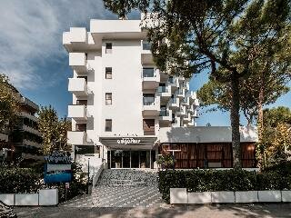 Augustus Hotel Riccione, Забронировать Отель Отели Риччоне с бассейном, рядом с Улица Виале-Чеккарини, Бассейн