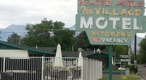 Bishop Village Motel, Rezerwuj Motel Bishop Eastern Sierra