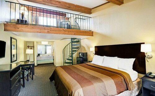 Days Inn & Suites by Wyndham Downtown Gatlinburg Parkway, Забронировать Отель Отели и гостиницы Гатлинберг, рядом с Amazing Mirror Maze, Отель