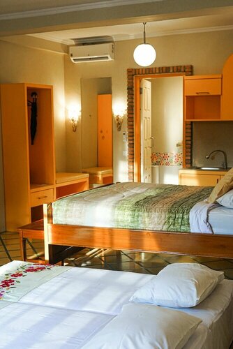 Hotel Deli River and Restaurant Omlandia, Prenota Hotel Patumbak Dua North Sumatra Province