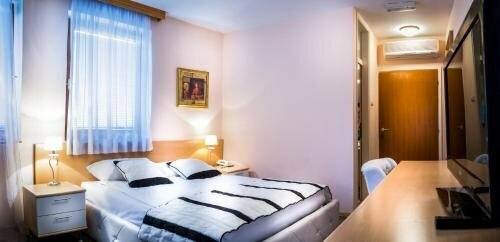 Hotel Villa Orient, Забронировать Отель Отели Сараевского кантона с парковкой, Парковка