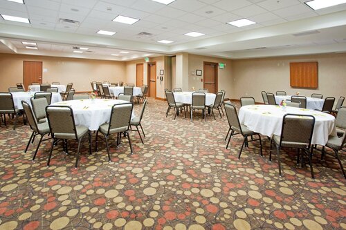 Holiday Inn Express & Suites Los Alamos Entrada Park by IHG, Забронировать Отель Отели Нью-Мексико с парковкой, Парковка