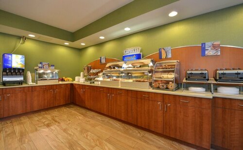 Holiday Inn Express Manhattan Midtown West by IHG, Забронировать Отель Отели Нью-Йорка с завтраком, рядом с Рекреационный центр на Уэст 59-й улице, Завтраки