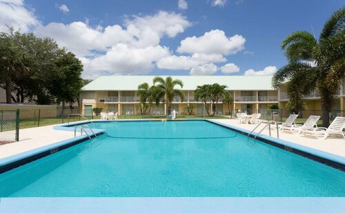 Howard Johnson by Wyndham Vero Beach / Downtown, Book Hotel Vero Beach Florida