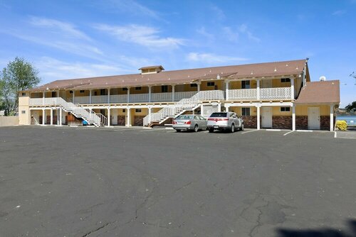 Skylark Shores Resort, Rezerwuj Ośrodek wypoczynkowy Hotele w Lakeport z basenem, Basen