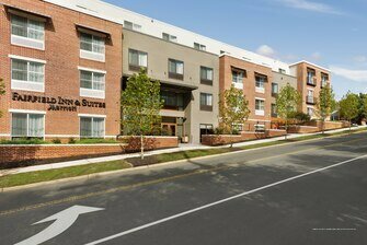Fairfield by Marriott Inn & Suites Charlottesville Downtown/University Area, Забронировать Отель Отели Шарлотсвилл с парковкой, рядом с Теннисный центр им. Шеридана Снайдера, Парковка