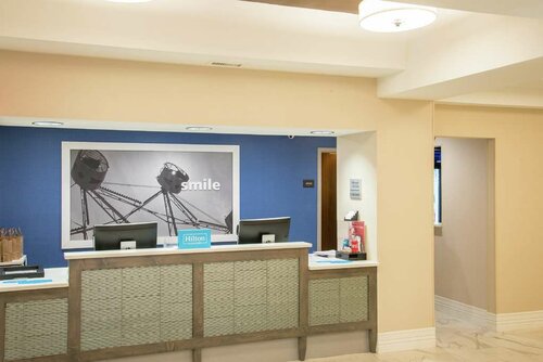 Hampton Inn & Suites Jackson Coliseum, Забронировать Отель Отели Джэксон с парковкой, рядом с Farish Street Baptist Church, Парковка