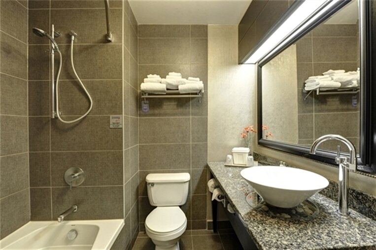 Travelodge by Wyndham Quebec City Hotel & Convention Centre