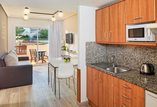 H10 Mediterranean Village, Забронировать Отель Салоу Tarragonès
