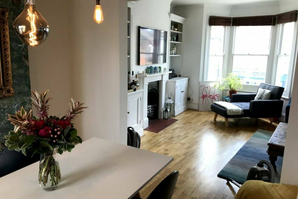 Stylish 2 Bedroom Apartment in Fulham With a Garden Terrace