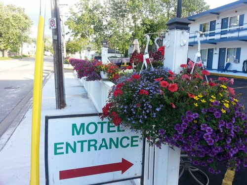 Niagara Parkway Court Motel, Book Motel Niagara Falls 