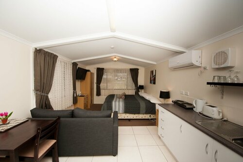 Sapphire City Motor Inn, Забронировать Мини-отель Инверелл New England NSW, рядом с Мемориальный парк Инверелл