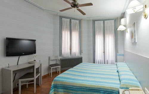 Hostal Andorra, Забронировать Хостел Отели Мадрида с завтраком, рядом с Sala Triangulo, Завтраки