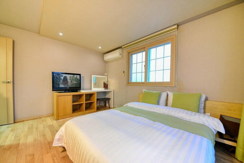 Tongyoung Mongdolhouse Pension