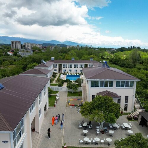 Отель «FAMILY RESORT BAMBORA», Забронировать Курортный отель Отели Гудауты с парковкой, Парковка