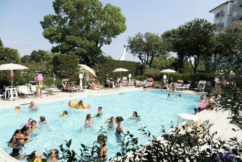 Family Hotel Alexander, Забронировать Отель Лидо ди Езоло Riviera Ovest, рядом с Caribe Bay