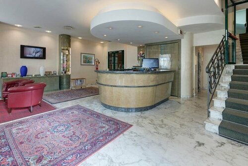 Palace Hotel, Забронировать Отель Отели Чивитанова-Марок с бассейном, Бассейн