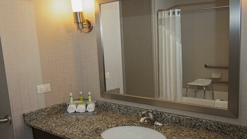 Holiday Inn Express Hotel & Suites Wichita Northeast, an IHG Hotel, Prenota Hotel Wichita Kansas