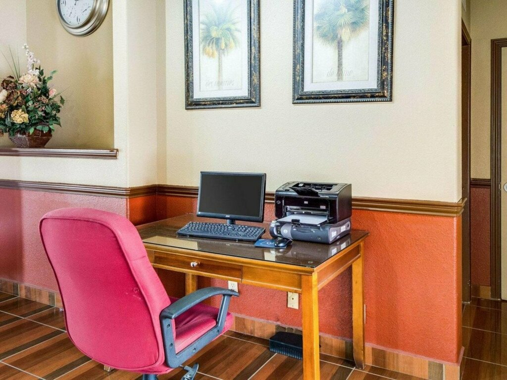 Super 8 by Wyndham Eagle Pass