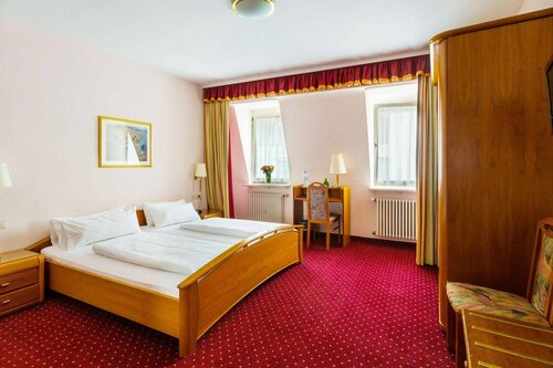 Hotel Römerhof, Забронировать Отель Баден-Баден Landkreis Karlsruhe, рядом с Русская православная церковь в Баден-Бадене