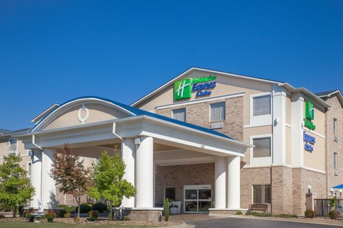 Holiday Inn Express Hotel & Suites Clarksville by IHG, Забронировать Отель Кларксвилл Ozarks