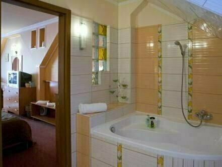 Hotel Isabell Győr, Забронировать Отель Отели Дьёр 3 звезды, рядом с Развлекательный и спа-центр Rába-Quelle, 3*