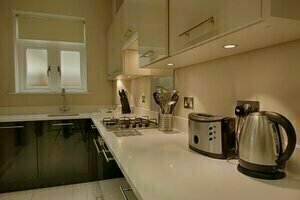 Roomspace Serviced Apartments - Kinnaird Court, Забронировать Апартаменты/квартира Эшер Суррей