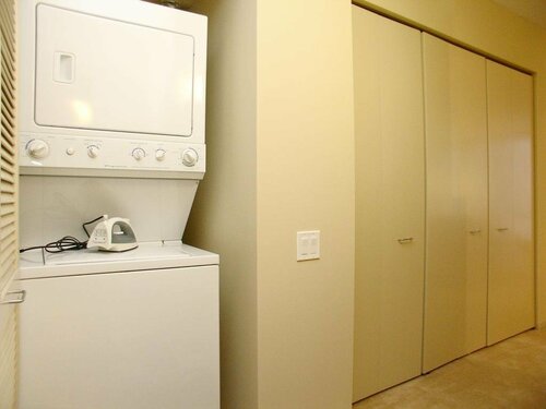 215 West Apartments, Забронировать Апартаменты/квартира Чикаго Большой Чикаго, рядом с London Guarantee Building