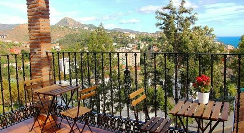 Villa Málaga B&B, Забронировать Отель «постель и завтрак» Отели Малаги с бассейном, рядом с Парк Малаги, Бассейн