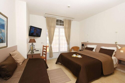 Logis Hotel lEsterella, Book Hotel Hoteller i Saint-Raphael med parkering, Parkering
