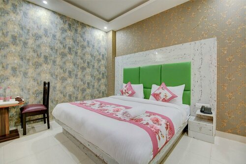 Hotel Premium Suites Near Delhi Airport, Забронировать Отель Отели Махипалпур с бассейном, Бассейн