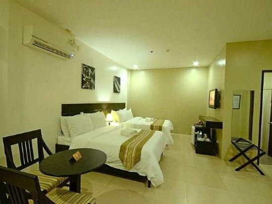 Holiday Suites Hotel & Resort