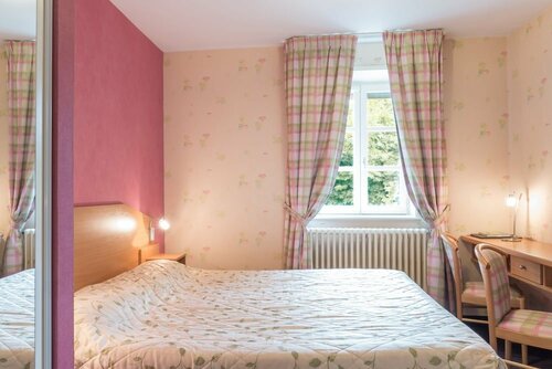 Logis Hôtel les Platanes, Book Hotel Hoteller i Rhône-Alps med parkering, Parkering