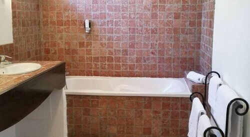 Hôtel Sous les Figuiers, Забронировать Отель Сен-Реми-де-Прованс Альпий