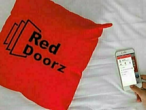 RedDoorz near Seasons City Mall, Book Guesthouse Hotels in Jakarta Province with Parking, Parking
