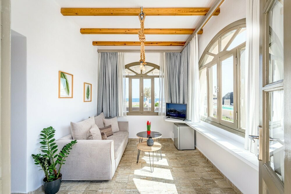 Boutique Hotel In Oia Santorini Next To The Sea
