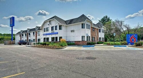 Motel 6 Chicago North - Glenview, Book Motel  