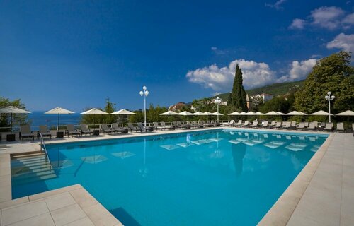 Hotel Ambasador - by Liburnia Hotels & Villas, Забронировать Отель Отели Опатия с бассейном, рядом с Angiolina Park, Бассейн