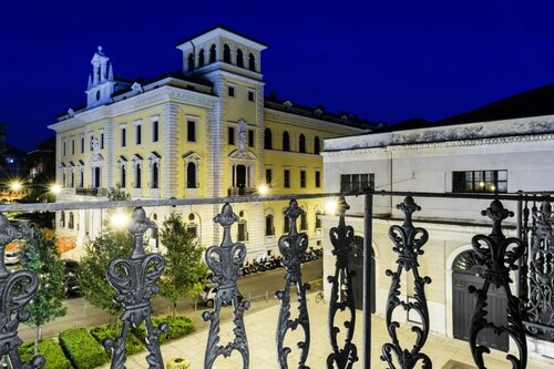 Piazza Erbe Lodge, Забронировать Апартаменты/квартира Отели Вероны с парковкой, рядом с Церковь Св. Лаврентия Великого, Парковка