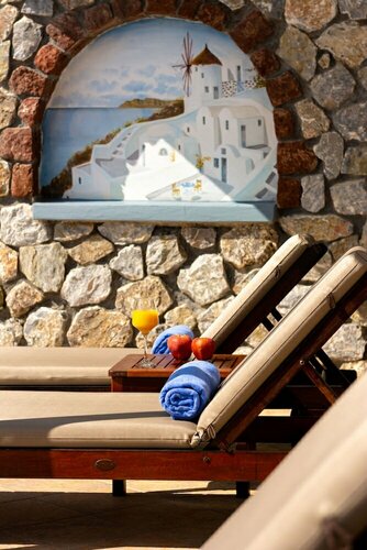 Hotel Thira, Забронировать Отель Тира Santorini Caldera, рядом с Центральный автобусный вокзал