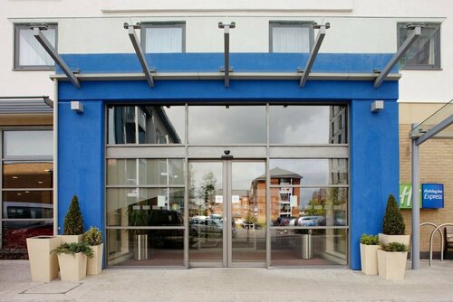 Holiday Inn Express Slough by IHG, Book Hotel Hoteller i Slough med pool, Swimmingpool
