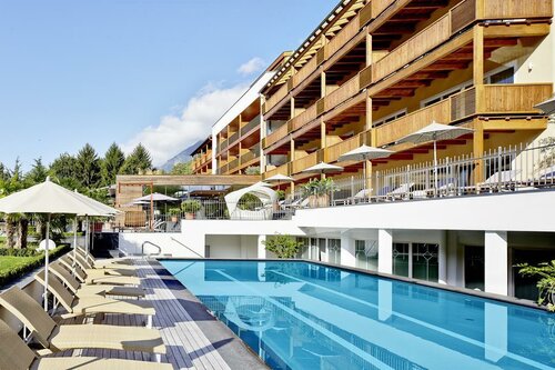 Feldhof DolceVita Resort, Забронировать Курортный отель Отели в центре Натурно, в центре