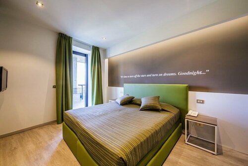 Hotel Ideal, Забронировать Отель Отели Сирмионе с парковкой, рядом с Термы Сирмионе «Катулл», Парковка